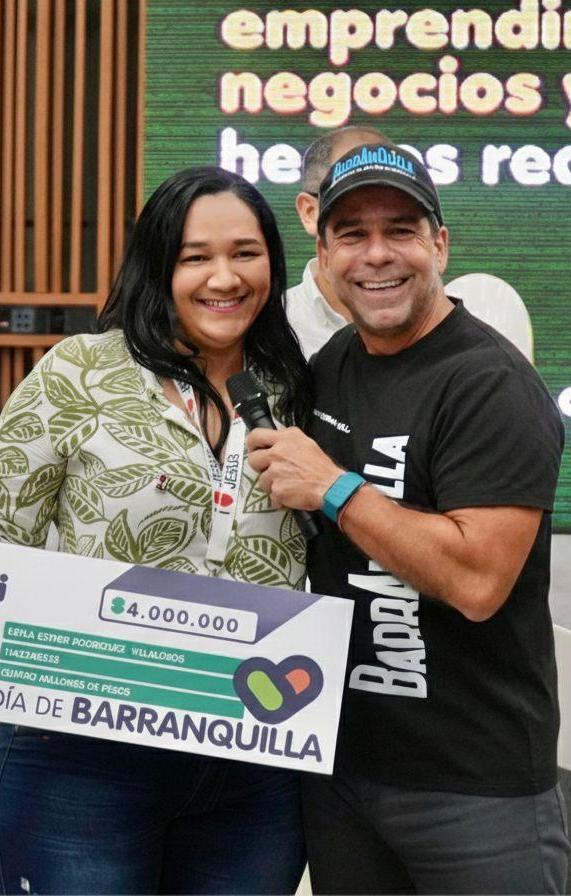 El Alcalde Alex Char con una beneficiaria.