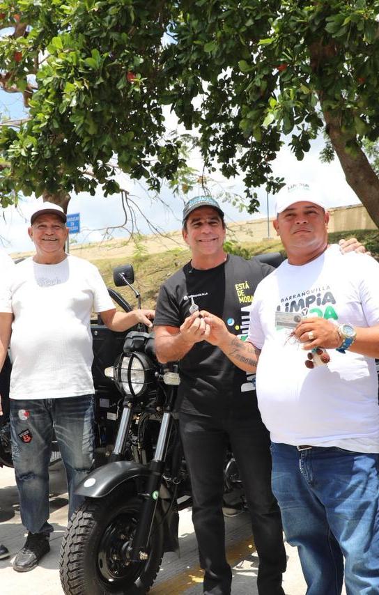 Alcalde Alejandro Char durante la entrega de los vehículos a los beneficiarios.  