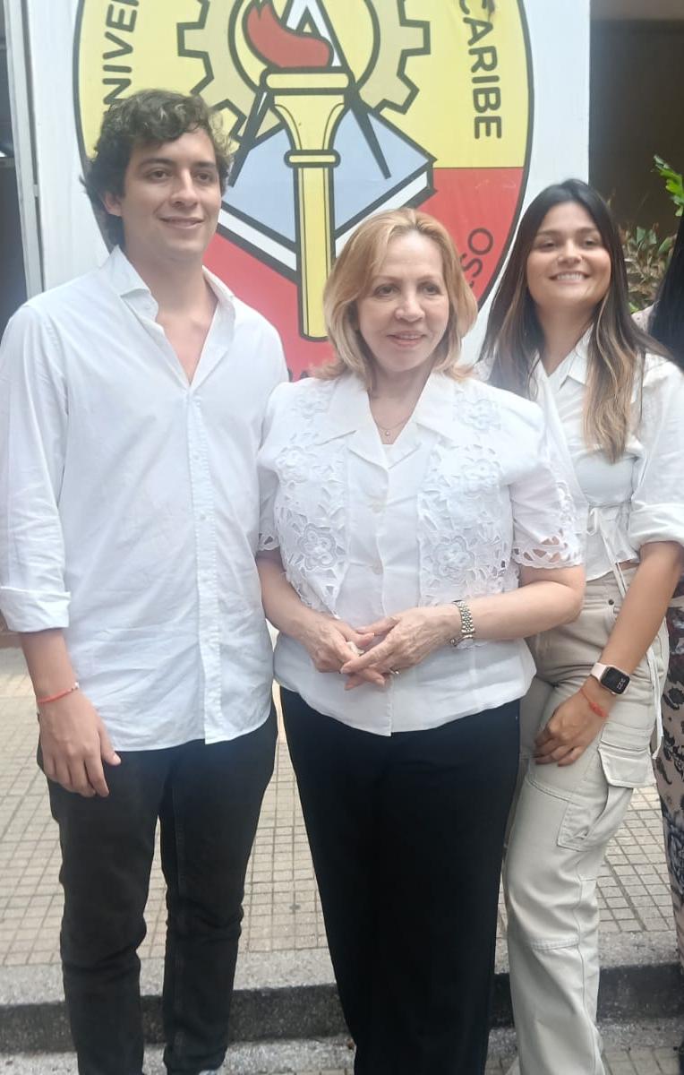 Silvia Gette junto a sus dos hijos y la abogada Bianith Bohórquez.
