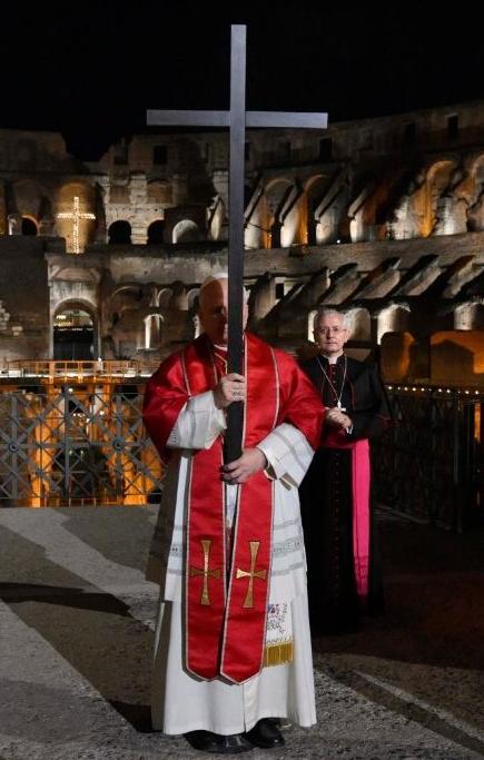 León XIV carga la Cruz