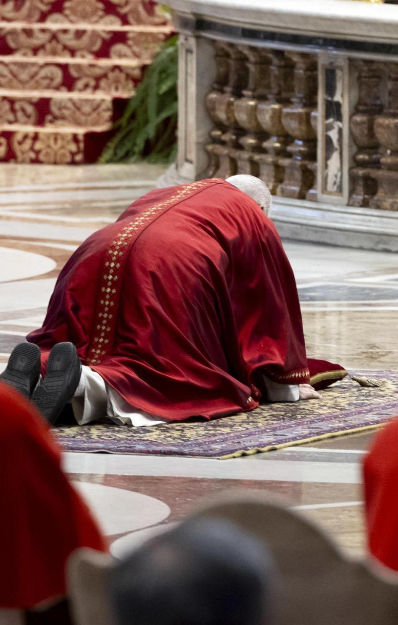 Papa León XIV reza tendido en el suelo de la basílica vaticana por la Pasión de Cristo