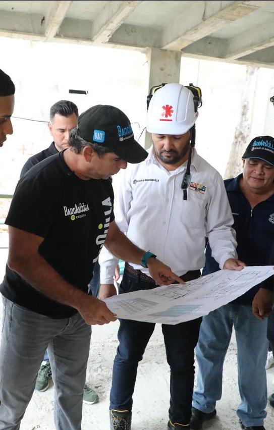 Alcalde Char revisa los planos de la estación de Policía en Riomar. 