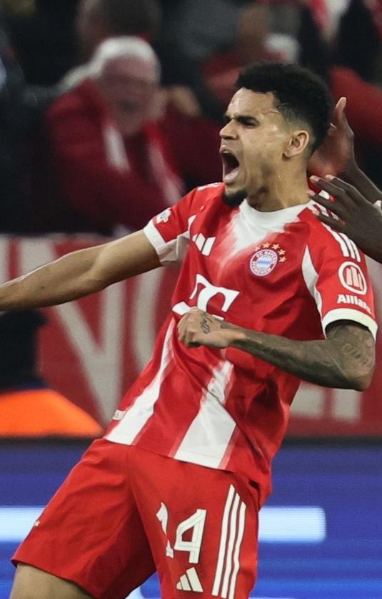 Luis Díaz celebra su gol ante el Real Madrid con Dayot Upamecano.