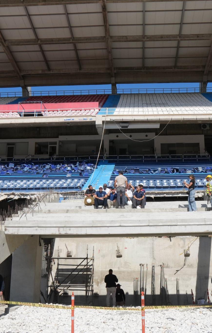 Las nuevas graderías del estadio ya están siendo instaladas. 