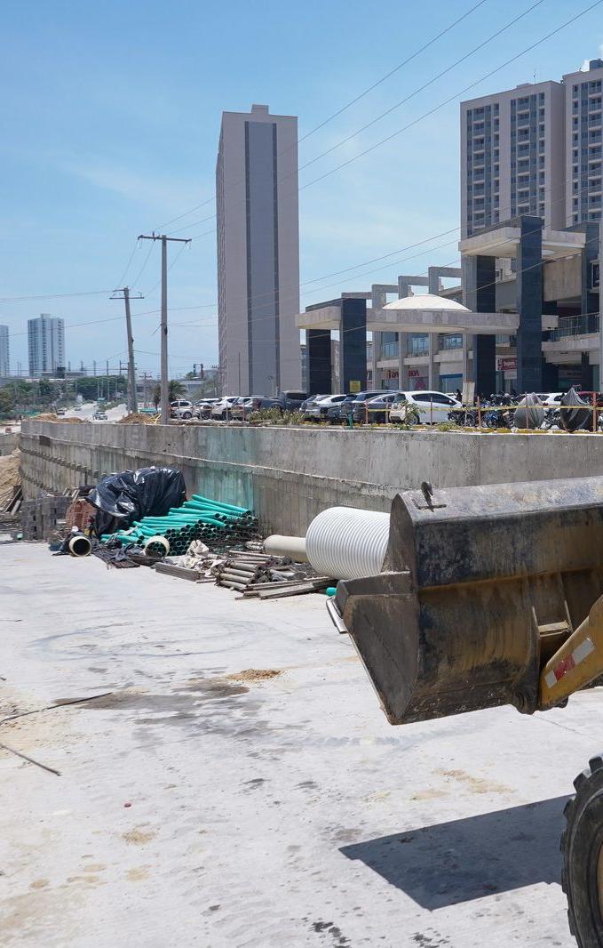 Obra de la Gran Vía y de fondo el Centro Comercial Le Champ.