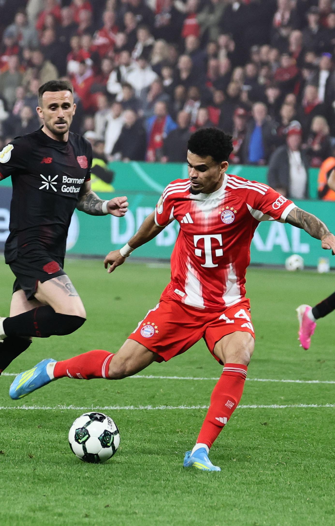 La definición de Luis Díaz para el segundo gol ante el Bayer Leverkusen.