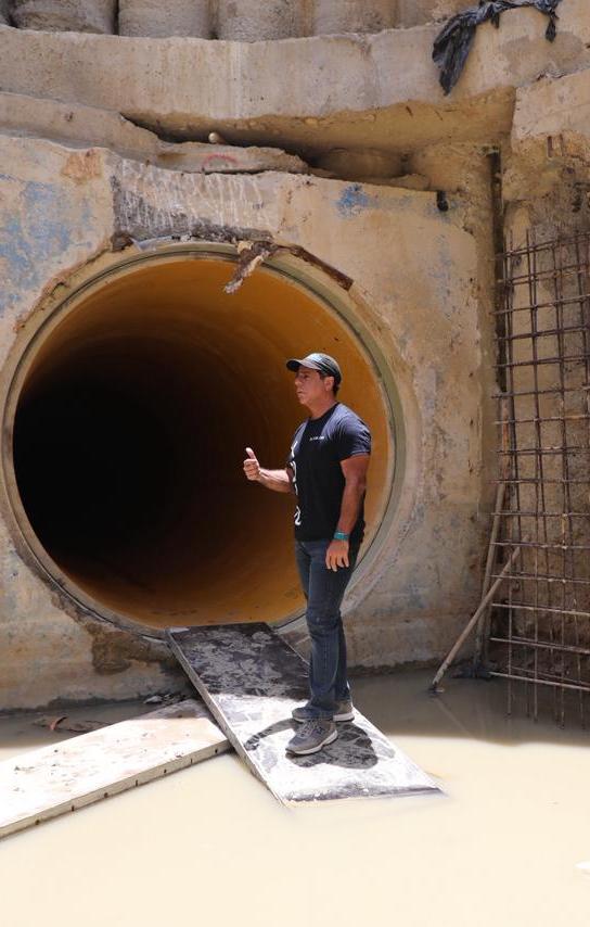 El alcalde Alejandro Char inspeccionando la obra. 