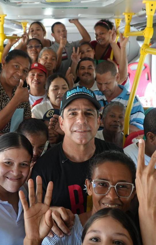 El alcalde Alejandro Char con la ciudadanía en un articulado de Transmetro. 
