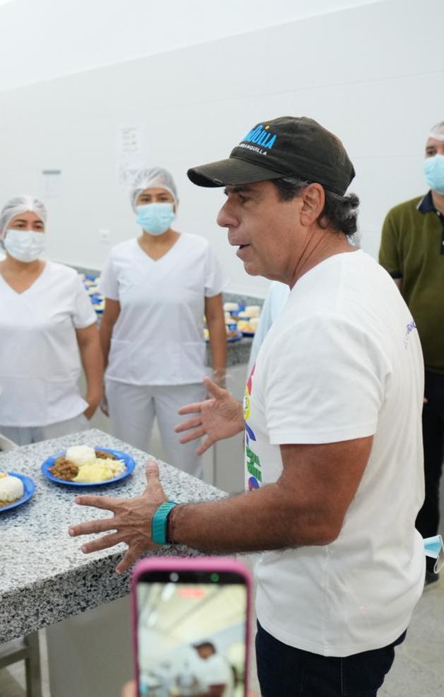 El alcalde Char en el nuevo comedor del colegio.  