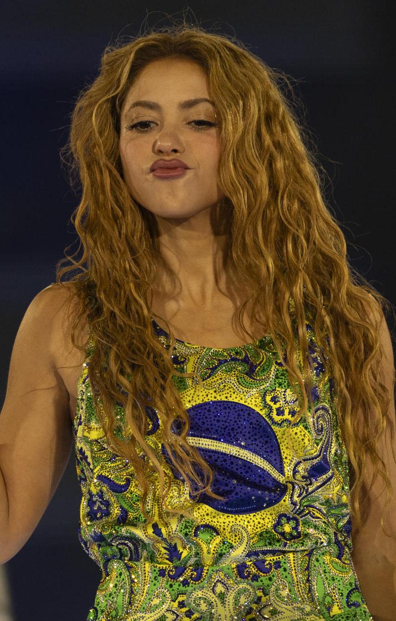 Shakira con una blusa que tiene la bandera de Brasil.