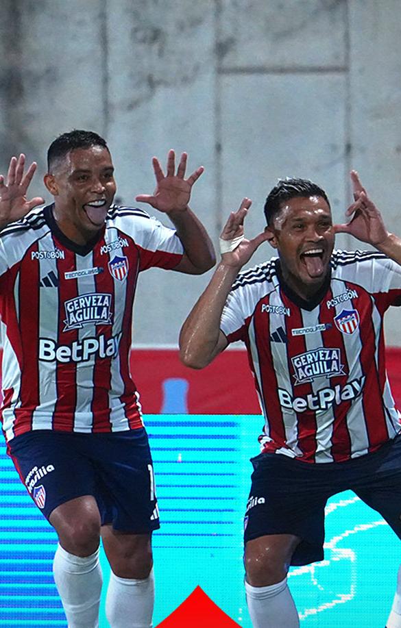 Luis Muriel y Teófilo Gutiérrez celebran el cuarto gol de Junioor ante el Pasto.