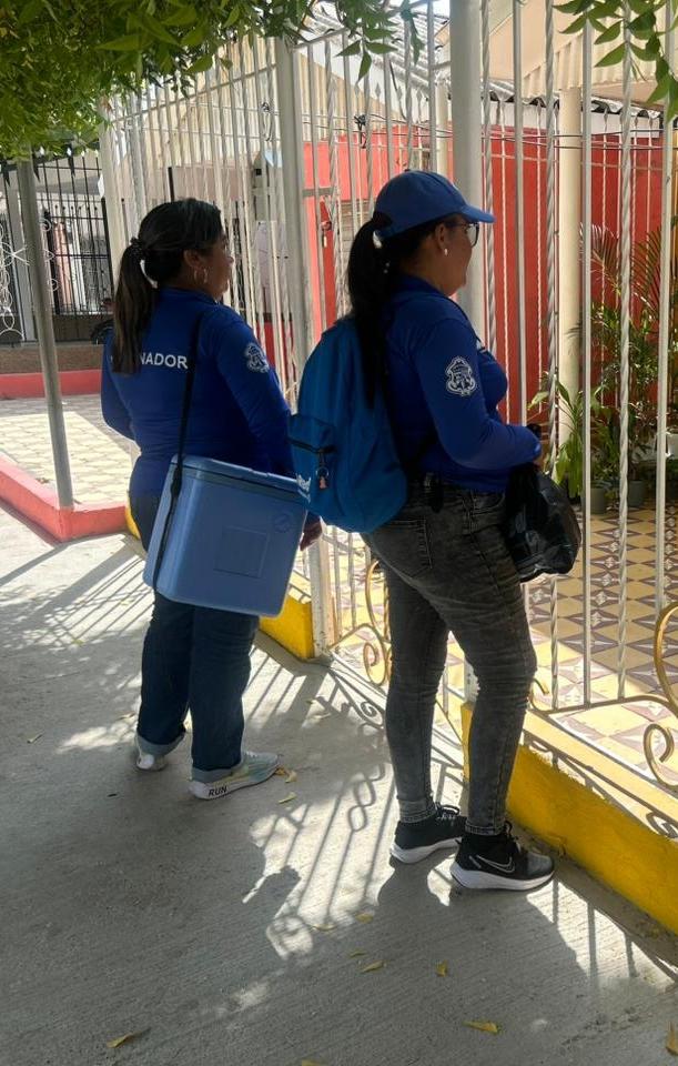 Las vacunadoras están debidamente uniformadas e identificadas.