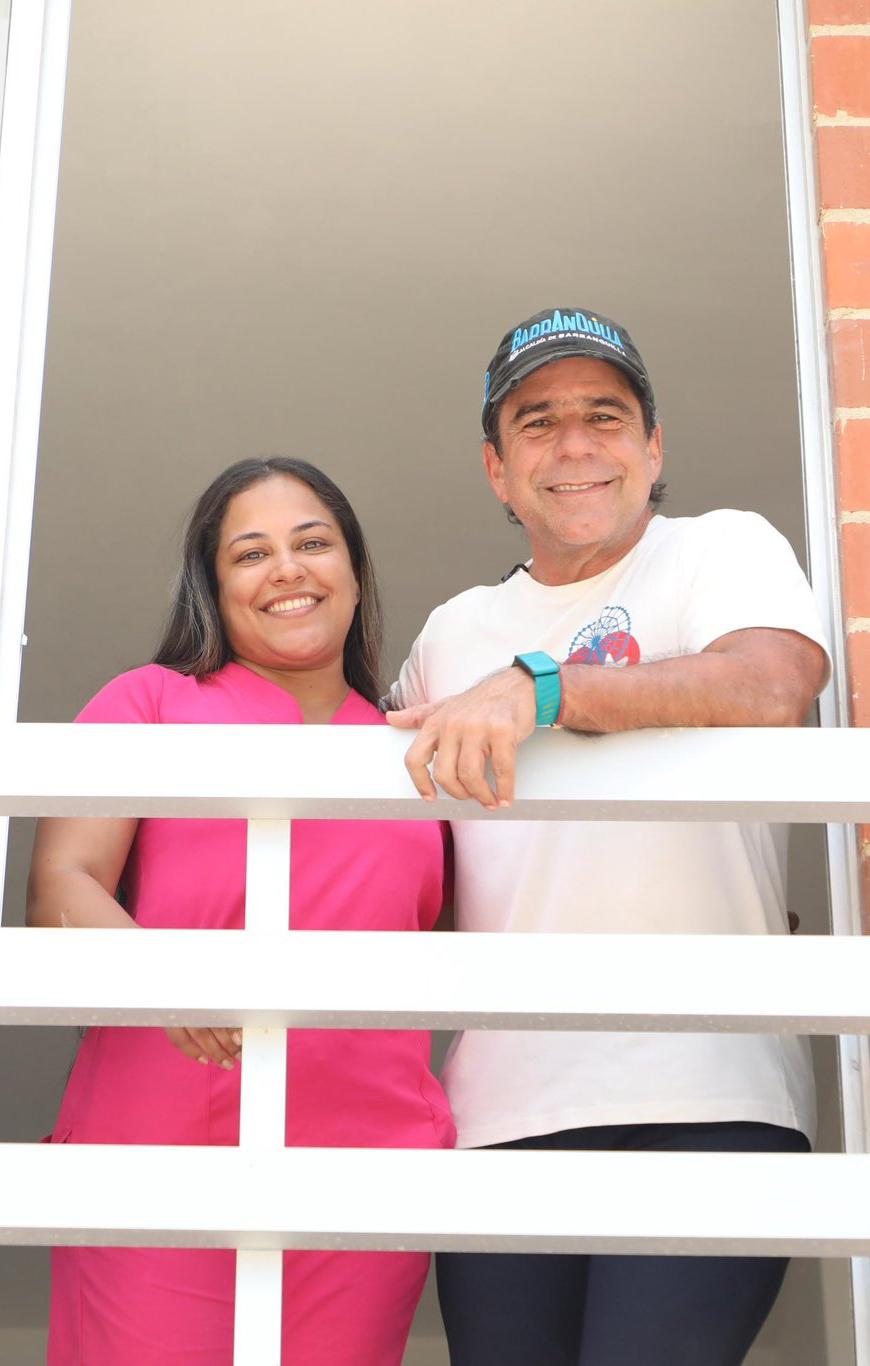 Alcalde Alejandro Char con una de las beneficiarias de Mi Techo Propio. 
