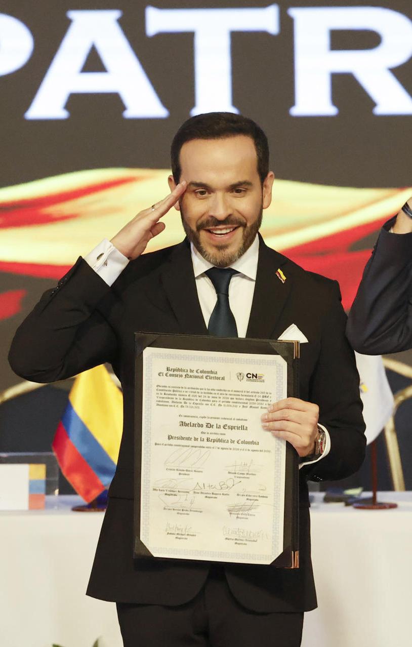 Abelardo De La Espriella y José Manuel Restrepo recibiendo las credenciales.