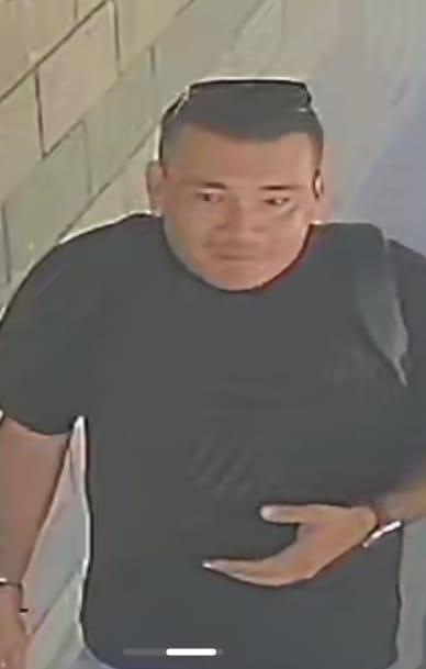 Imagen del hombre que se llevó los teléfonos de los estudiantes 