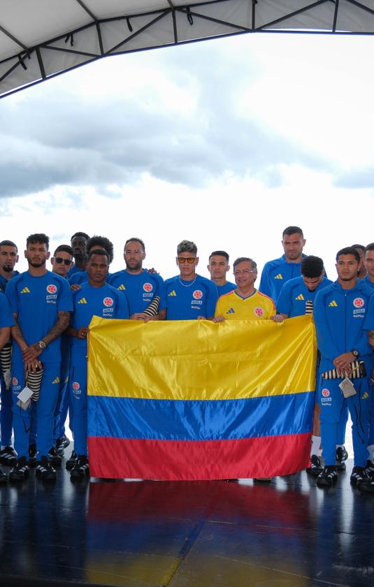 Los jugadores de la Selección y el Presidente Gustavo Petro. 