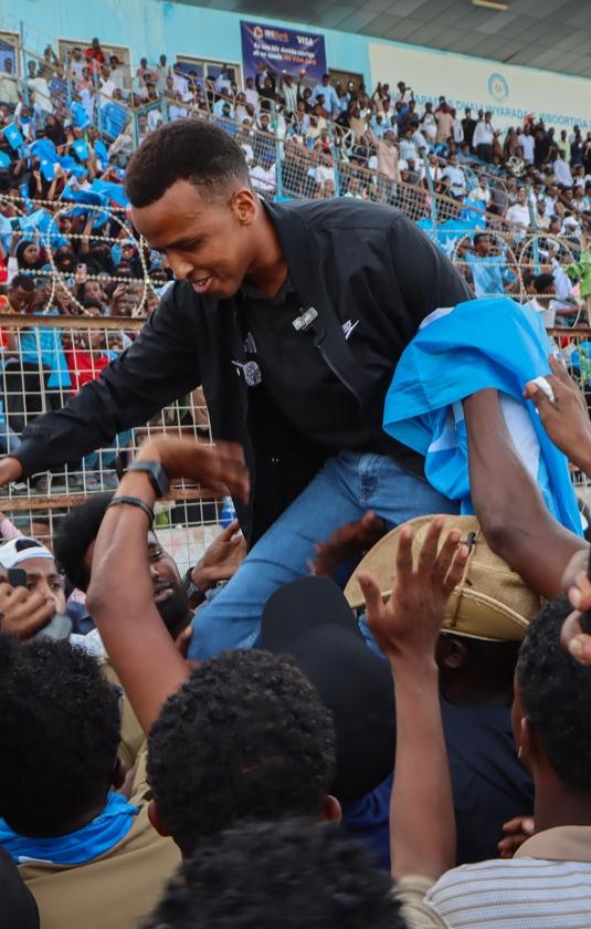 El árbitro Omar Abdulkadir Artan llevado en hombros por los hinchas. 