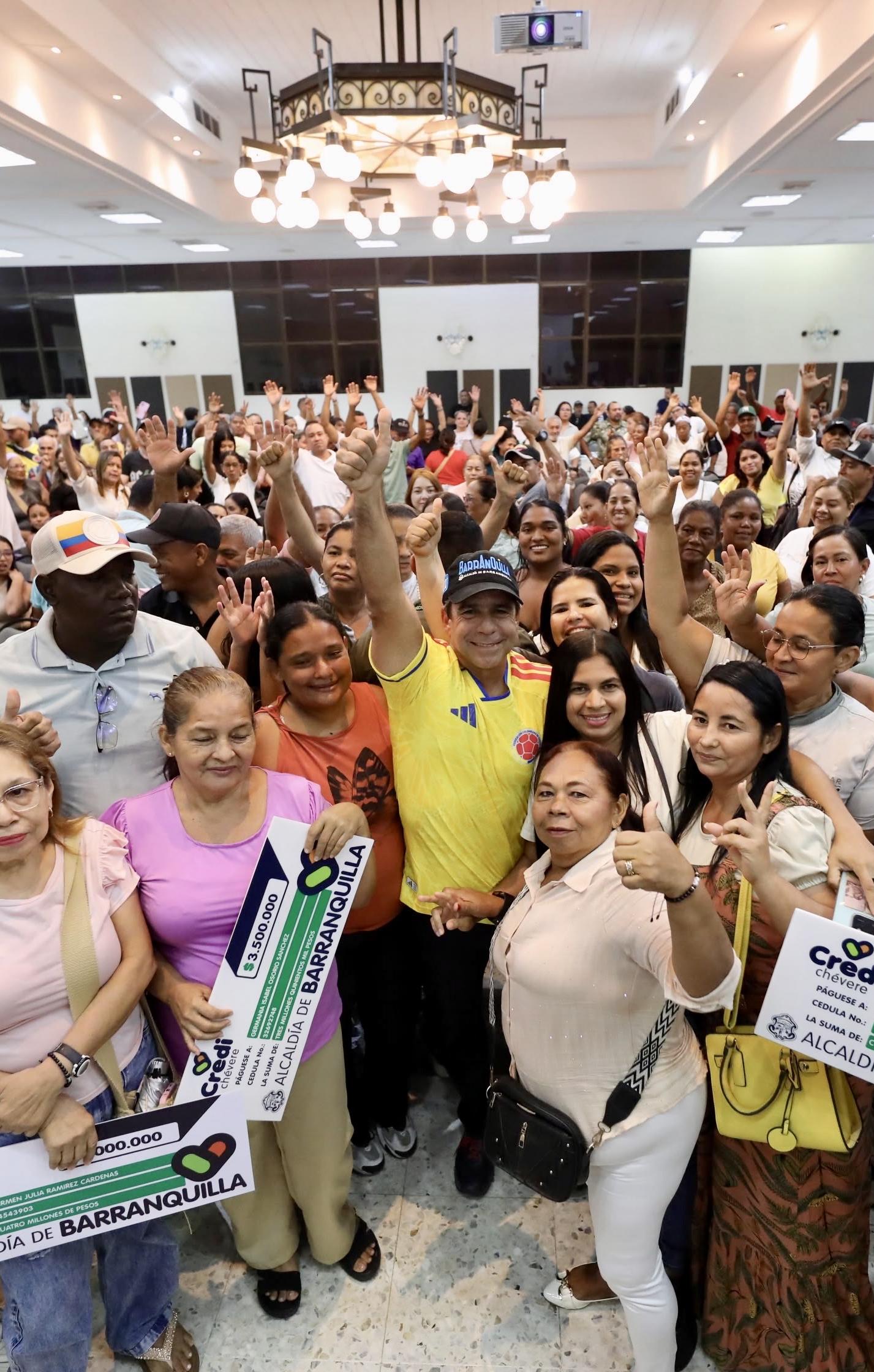 Alcalde Alejandro Char durante la entrega de los créditos a los emprendedores.