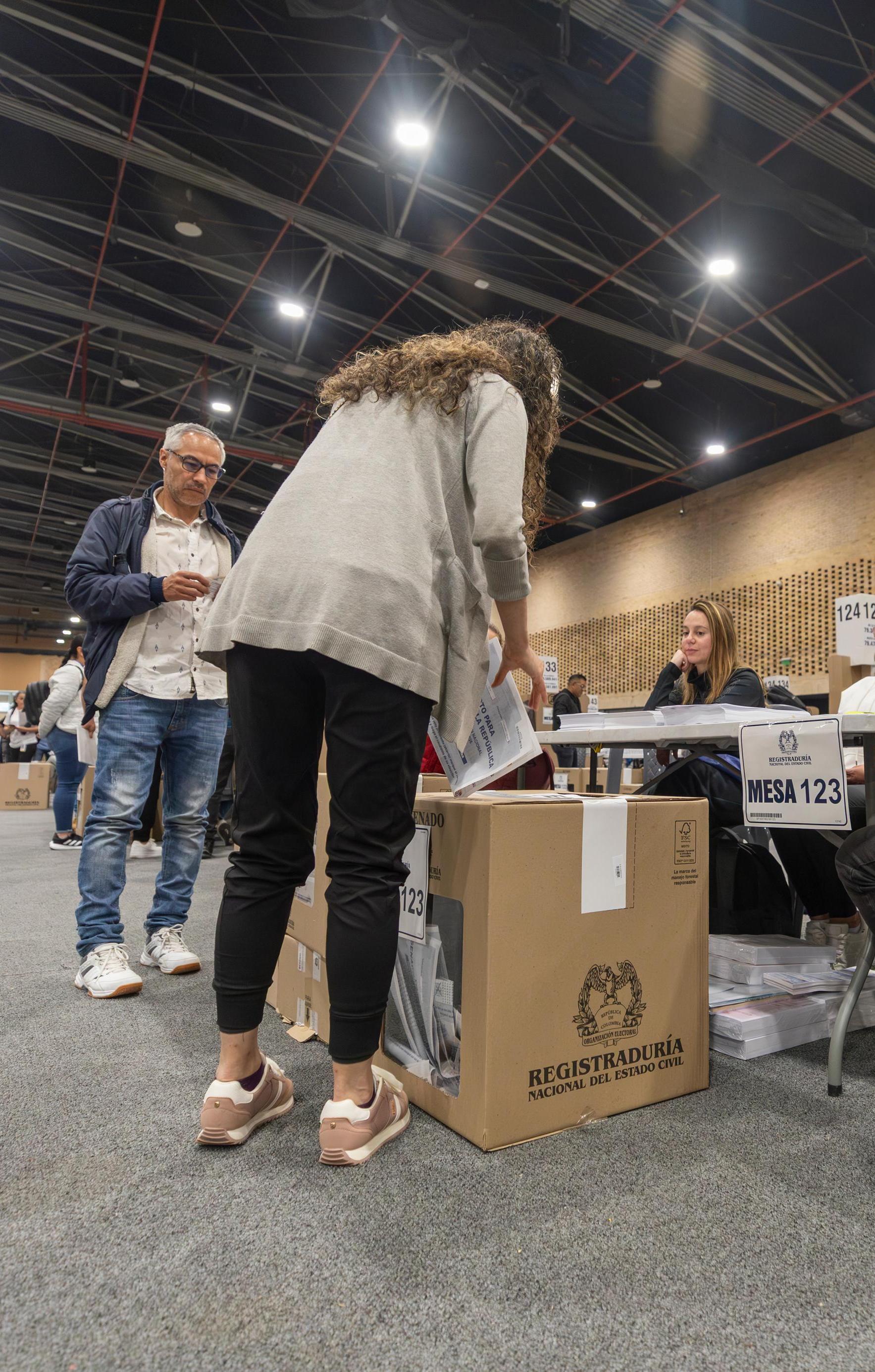 Comisiones escrutadoras verifican los votos de las elecciones del 31 de mayo.