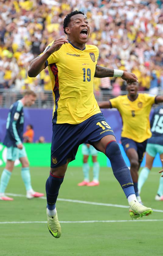 La celebración de Gonzalo Plata tras marcar el gol de la victoria ecuatoriana.