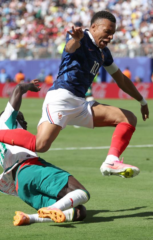 Kylian Mbappé en una acción en la que reclamó pena máxima.