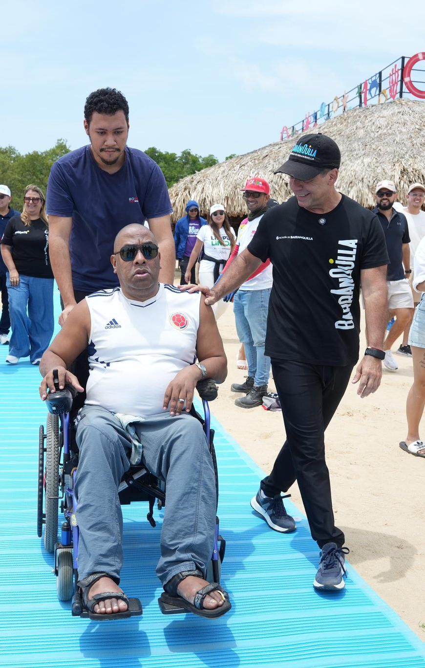 Alcalde Alejandro Char con turistas en la playa de Puerto Mocho.