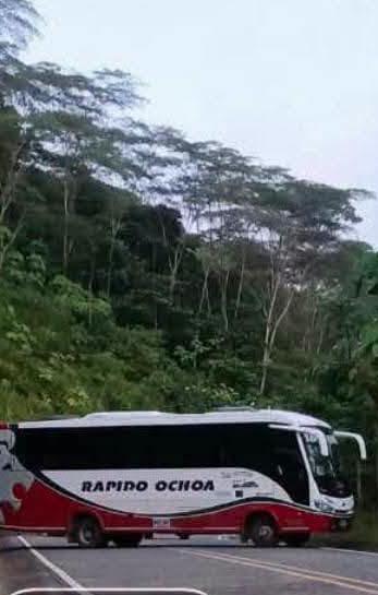 Bus bloqueando vía en el Chocó. 