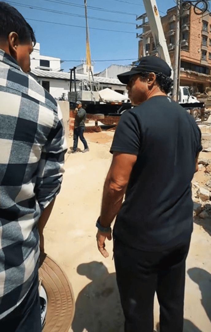 El alcalde Alejandro Char realizó un recorrido por la obra de canalización en el arroyo de la calle 85.
