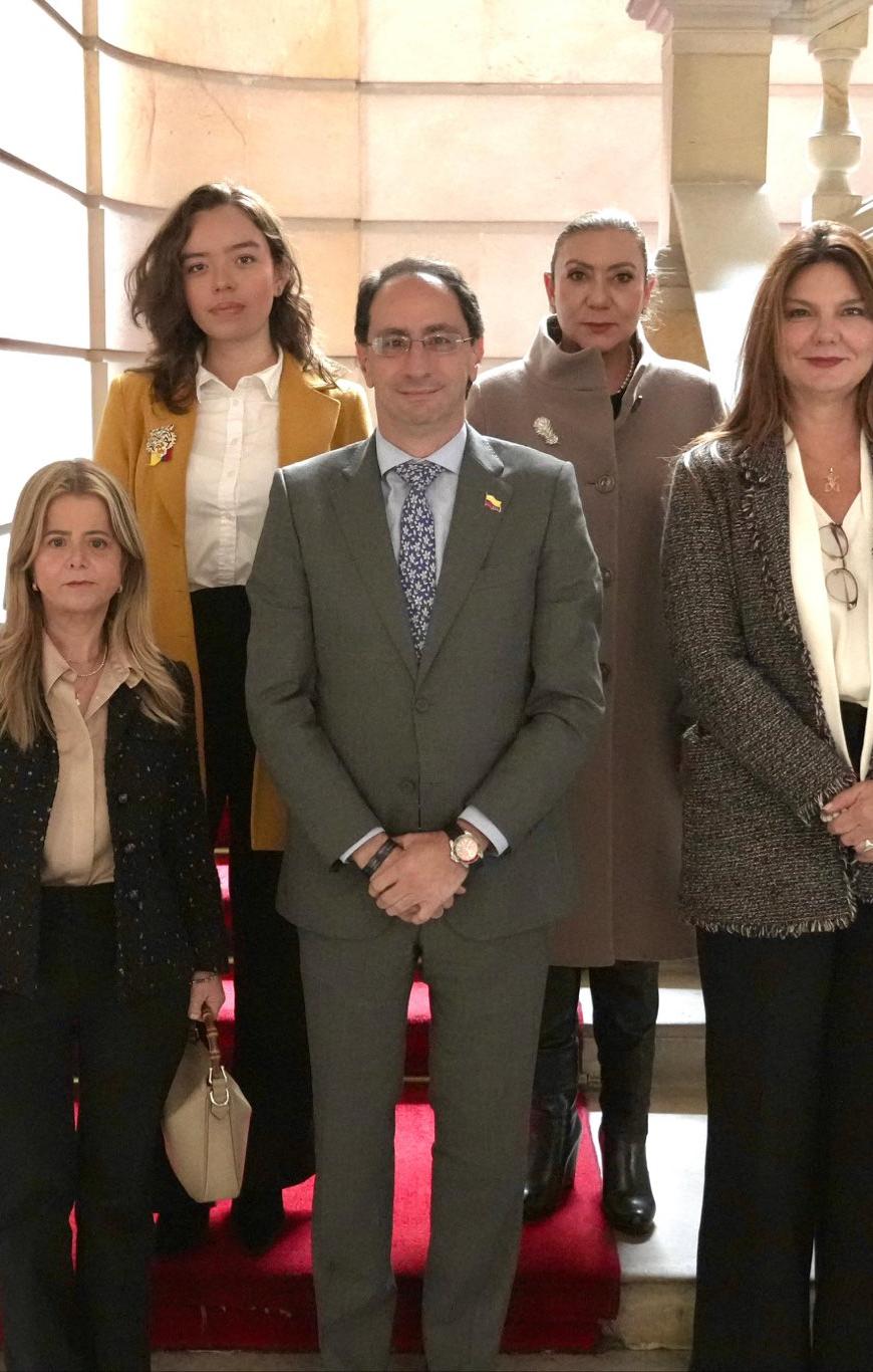 Elsa Noguera con el equipo de Comisión de Empalme de Abelardo De La Espriella.