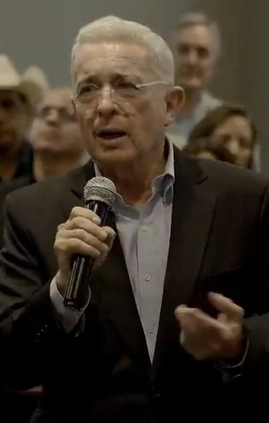 Expresidente Uribe durante su intervención en la rueda de prensa de la bancada del Centro Democrático.