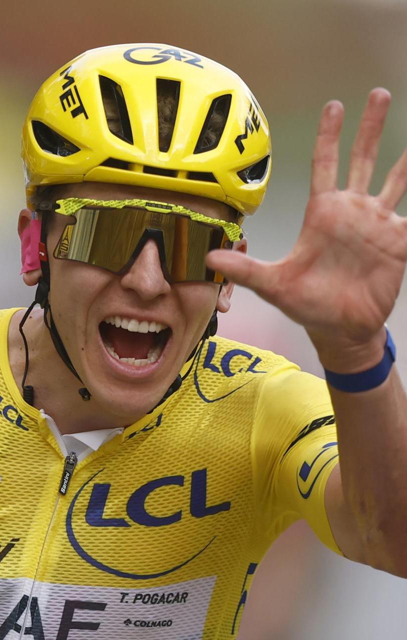 Tadej Pogacar celebra la conquista de su quinto título del Tour de Francia