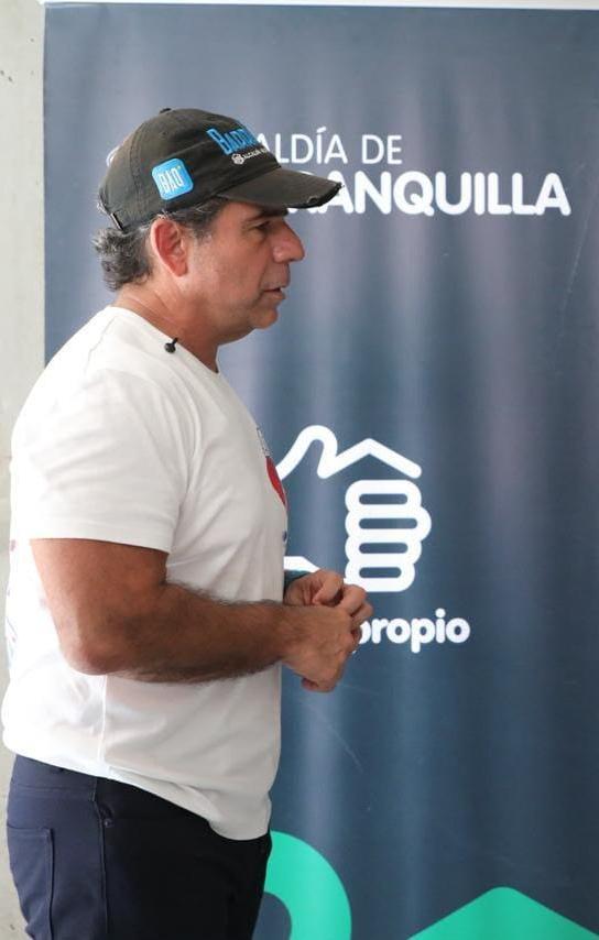 Alcalde Char con una de las beneficiarias de 'Mi Techo Propio'. 