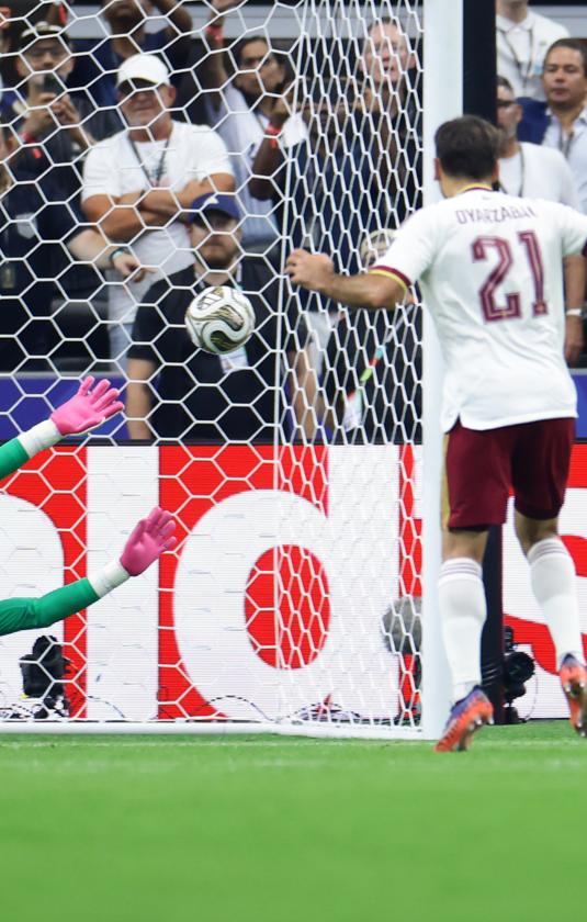 El gol de pena máxima de Mikel Oyarzabal que puso a ganar a España. 