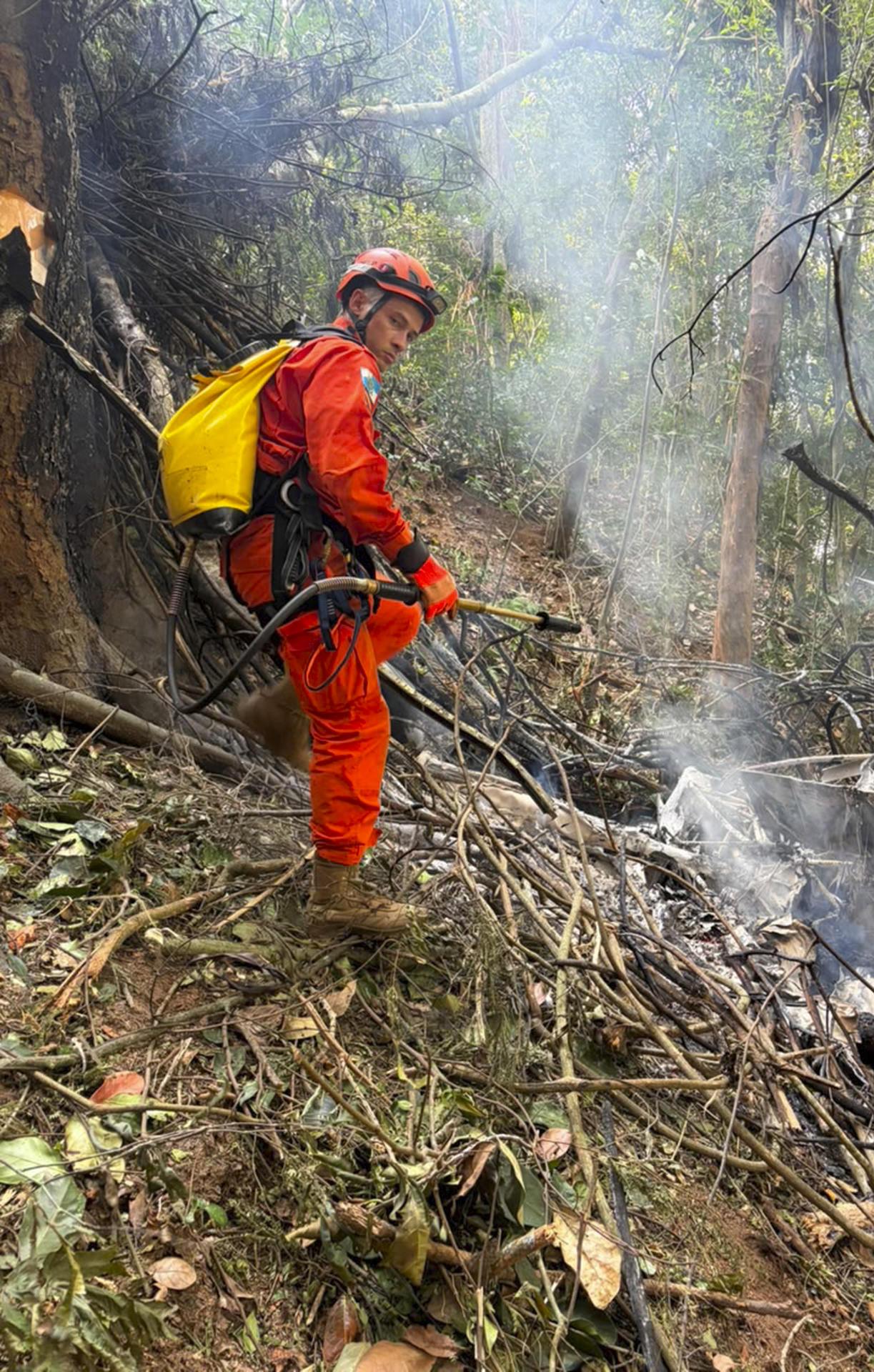 Bomberos en el lugar del accidente. 