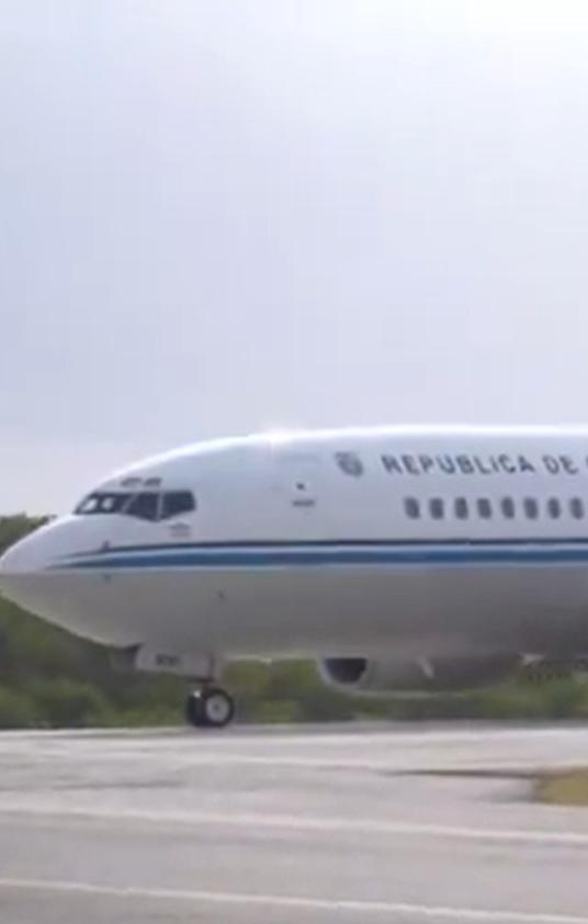 Momento del aterrizaje del avión presidencial.