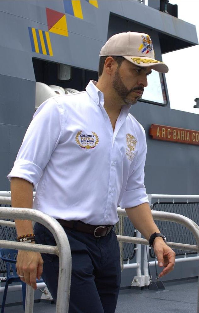 El Presidente Abelardo De La Espriella bajando de un buque.