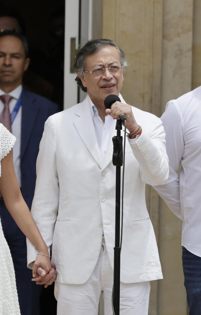 El Presidente saliente de Colombia, Gustavo Petro, saliendo de la Casa de Nariño.