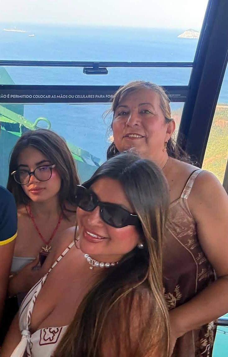Víctor Manrique (gafas negras) escribió los familiares que perdió (las últimas tres mujeres de la derecha).