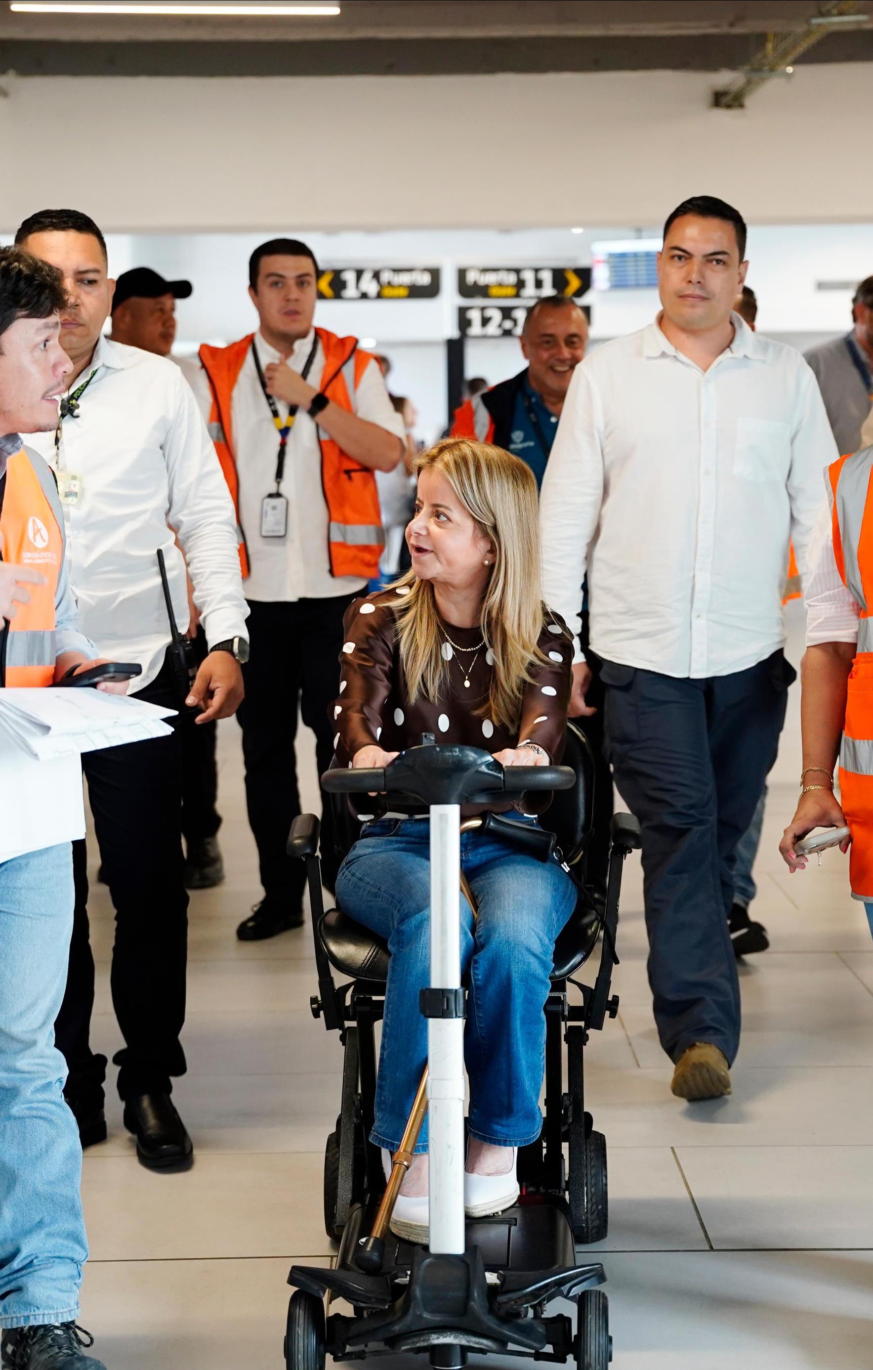 La Ministra de Transporte en el Cortissoz con el director de la Aerocivil