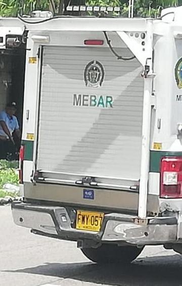 La Sijin de la Policía llevando un cuerpo a Medicina Legal. 