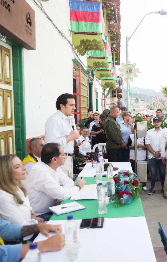 El ministro del Interior y el Vicepresidente en el municipio de Apía. 