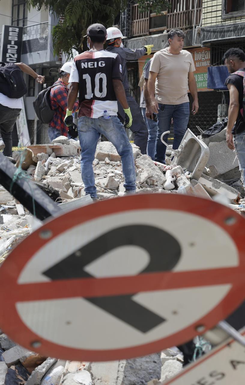 Un grupo de voluntarios durante labores de búsqueda de víctimas del sismo.
