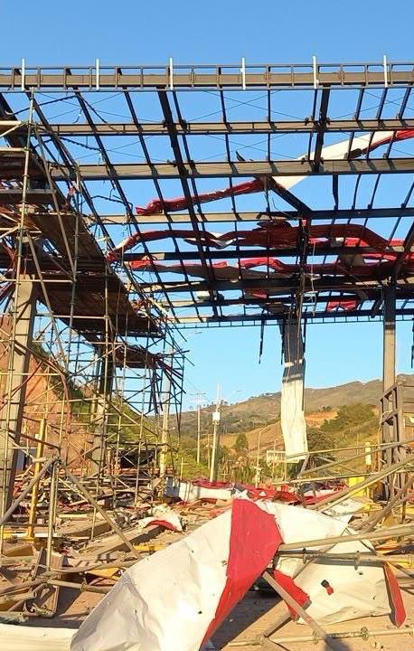 Peaje en construcción afectado por la detonación.