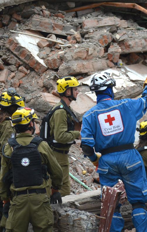 Labores de rescate en Cali.
