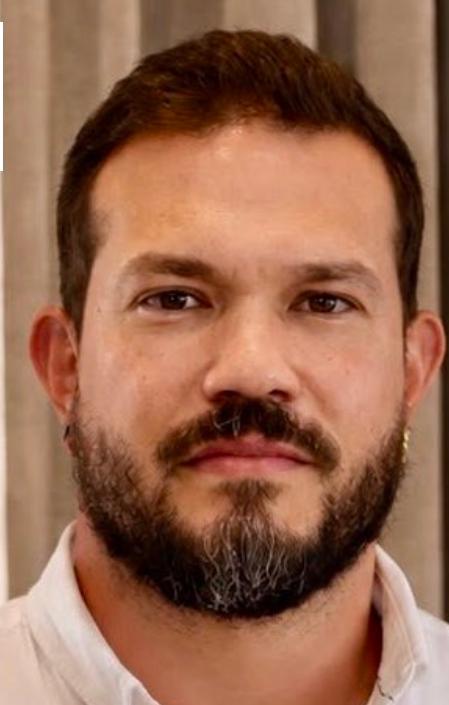 Jhonny Insignares, el recién designado Secretario de Cultura de Barranquilla, y algunos de sus trinos.