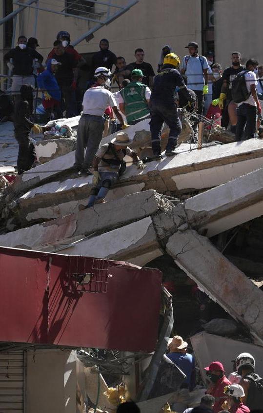 Socorristas trabajan en labores de rescate en una edificación colapsada por el terremoto