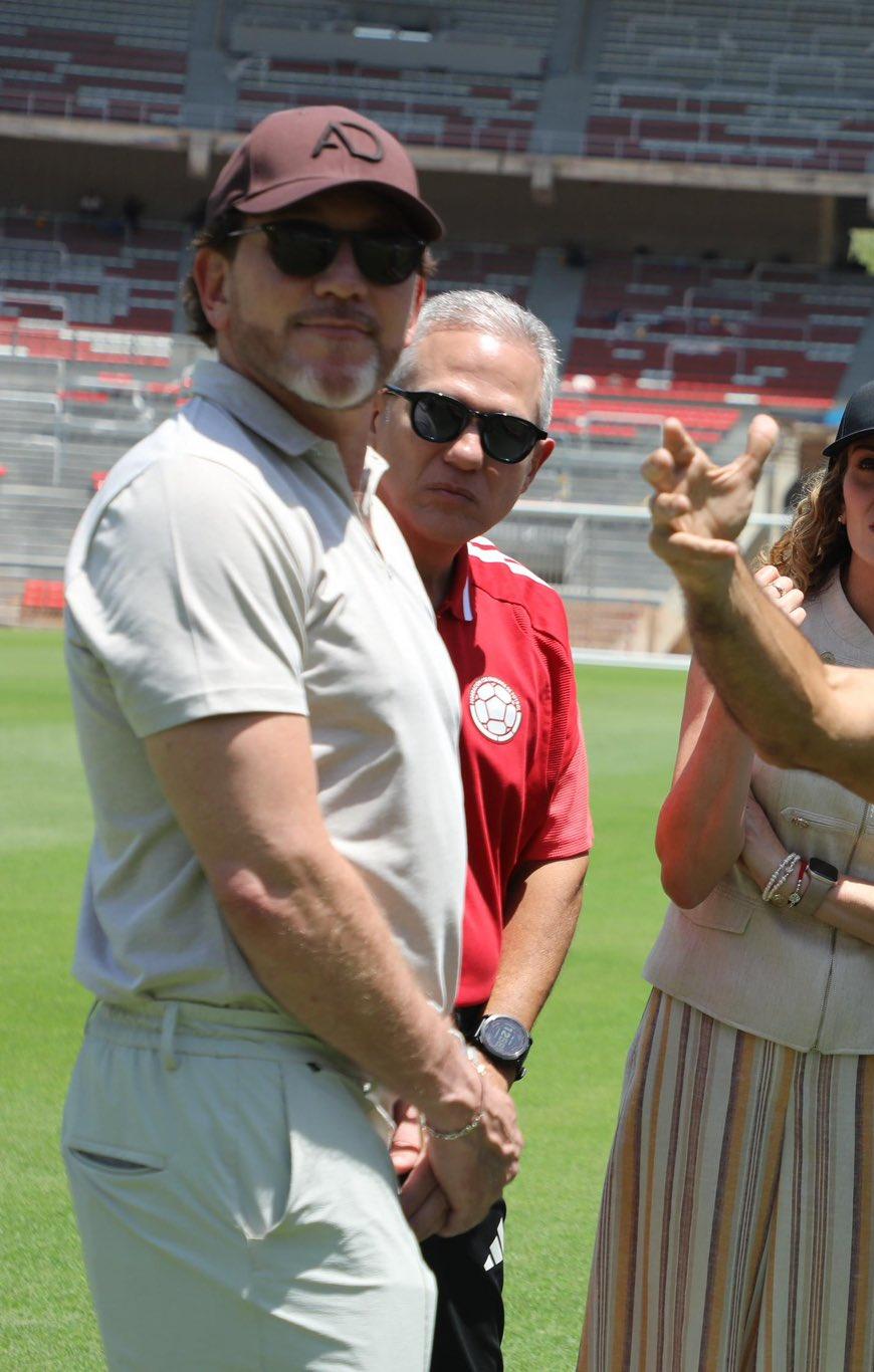 Alejandro Char durante la visita de Alejandro Domínguez, presidente de la Conmebol, al estadio Metropolitano.  