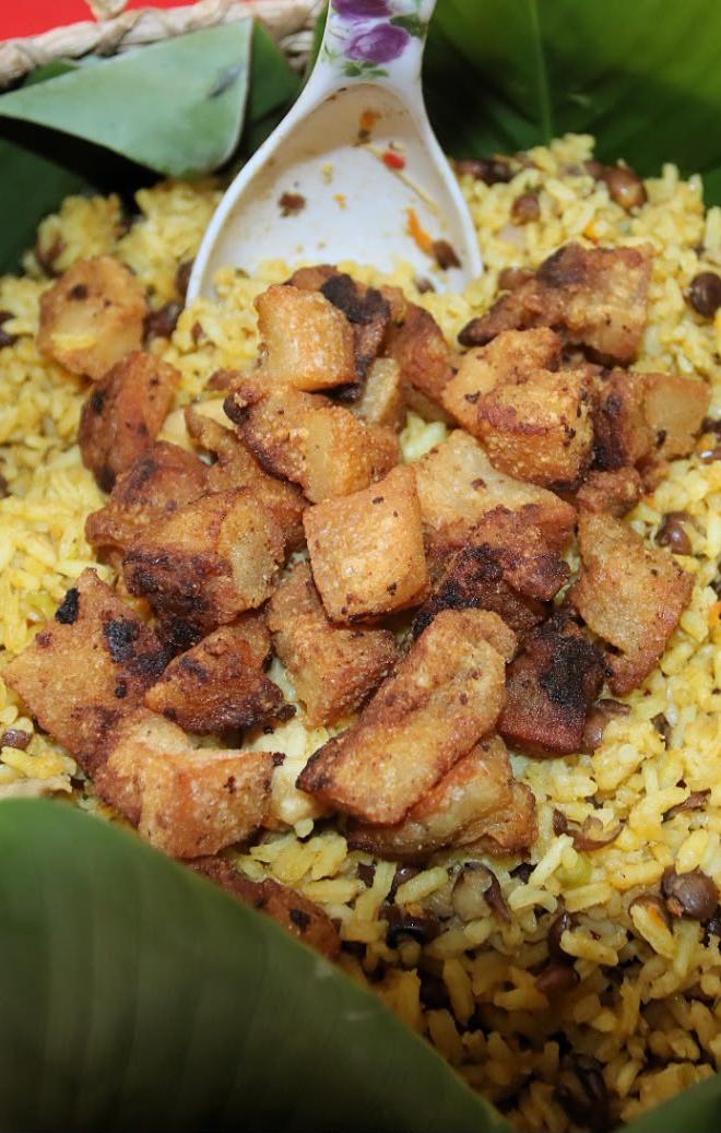 Arroz de guandú con chicharrón. 