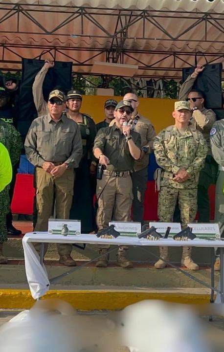 El Presidente Abelardo De La Espriella y los cuerpos de los abatidos.