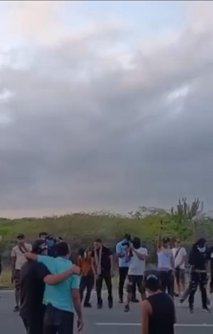 Decenas de hombre en la caravana que recibió los restos mortales del 'Bendito Menor'.